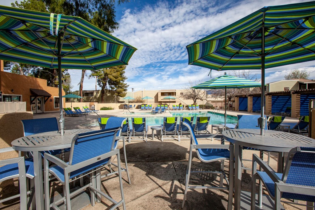 Pool patio at Brookwood Apartments in Tucson AZ (5)