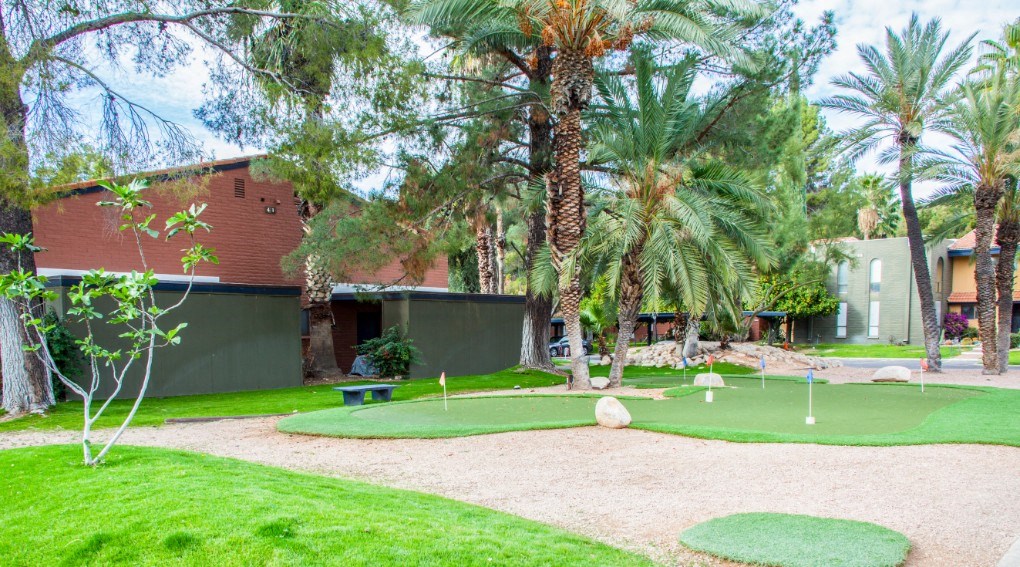 Putting Green at Mission Palms Apartments in Tucson, AZ