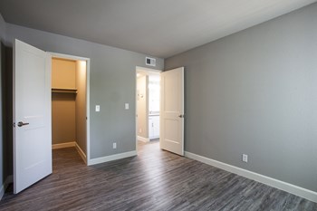 Deluxe Renovated Bedroom at Zona Verde Apartments Deluxe Renovated Bedroom at Zona Verde Apartments - Photo Gallery 5