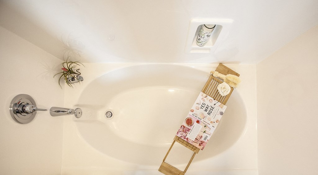 Tub at San Mateo Townhomes in Phoenix AZ July 2021 12