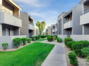 Walkways at Olive East Apartments - Photo Gallery 21