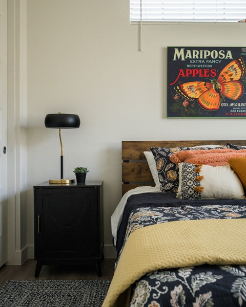 A poster of Mariposa apples hangs on a wall above a bed.