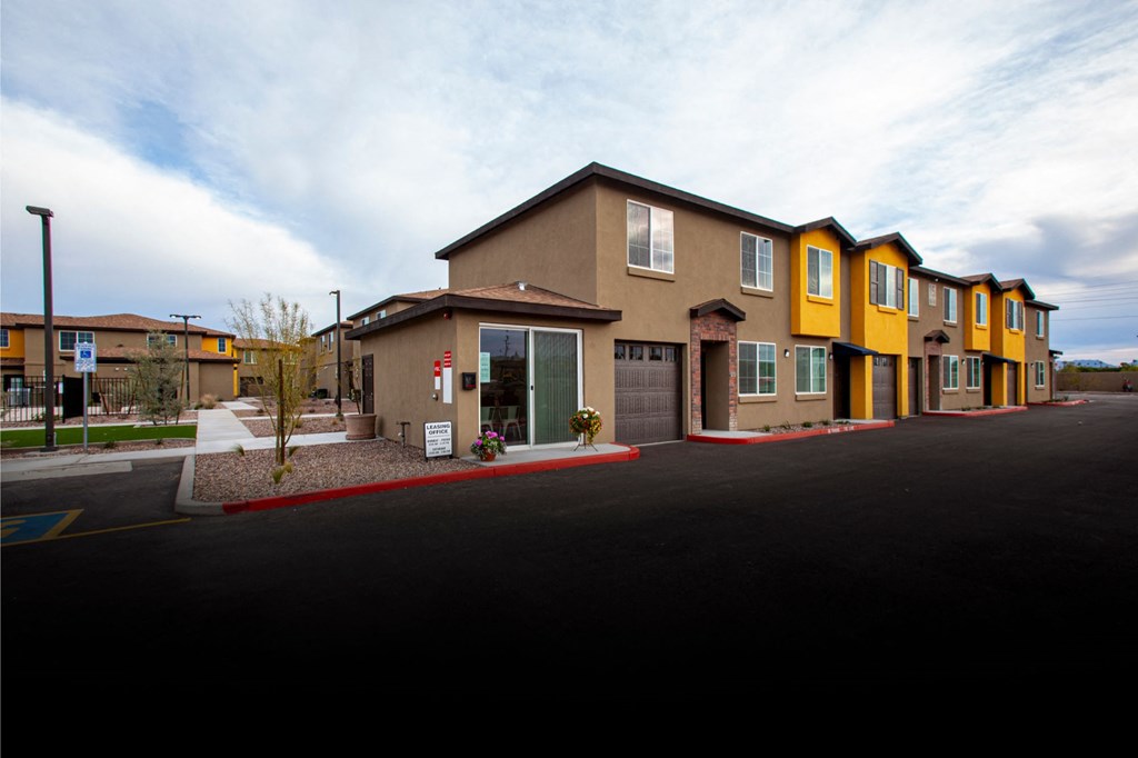 Exterior & Landscaping at San Vicente Luxury Townhomes in Phoenix AZ