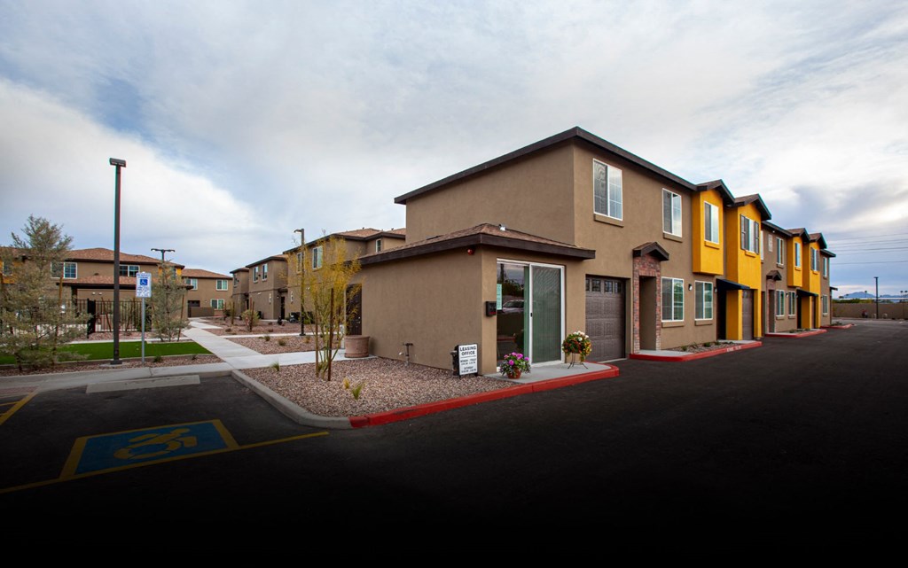 Exterior & Landscaping at San Vicente Luxury Townhomes in Phoenix AZ