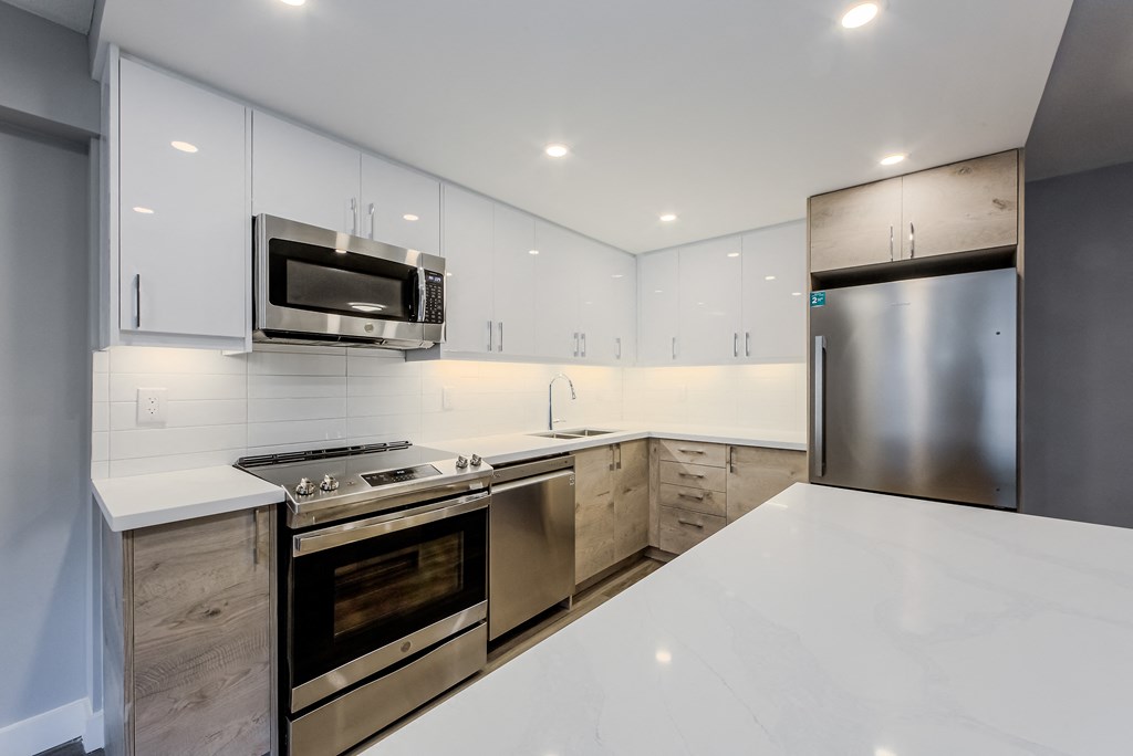 Stainless Steel Appliances at 70 Park, Mississauga, CA, L5G 1M5