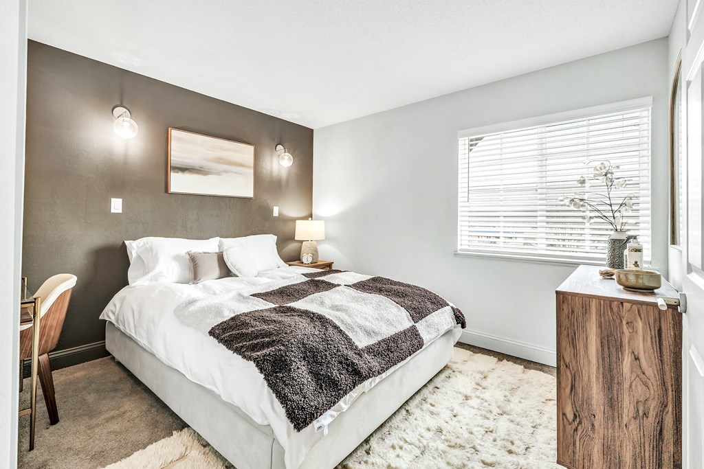 a bedroom with a bed and a dresser and a window a bedroom with a bed and a dresser and a window at The Meriden, Meriden