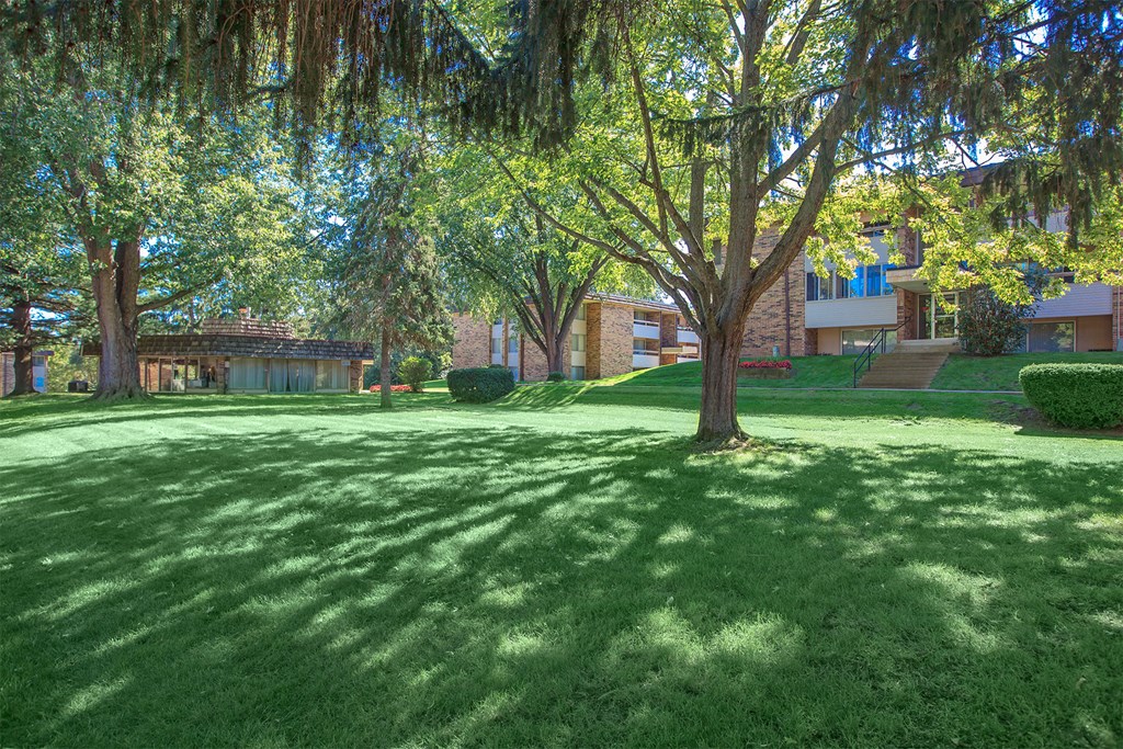 611 Regency Way Apartments Building Exterior Yard