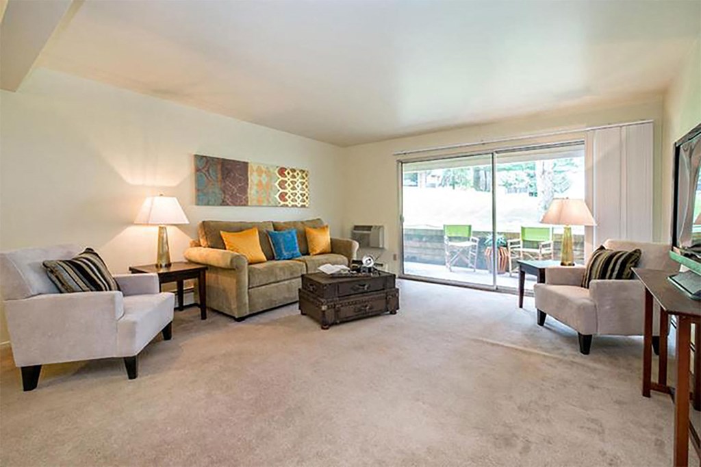 611 Regency Way Apartments Living Room