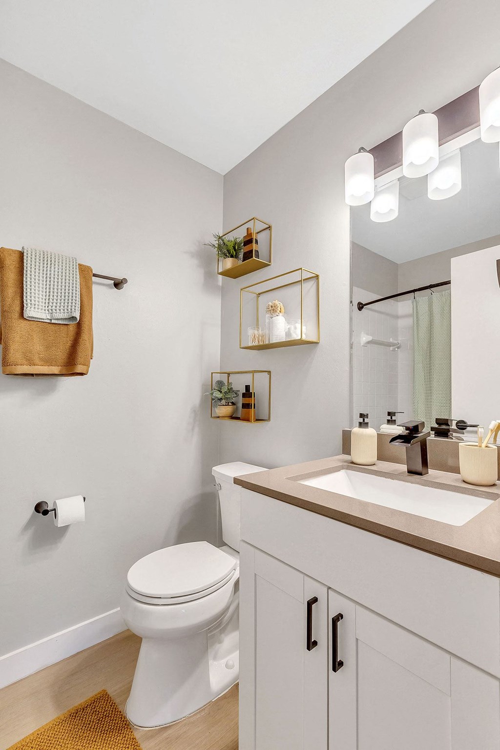 Albion on Northwest Apartment Bathroom