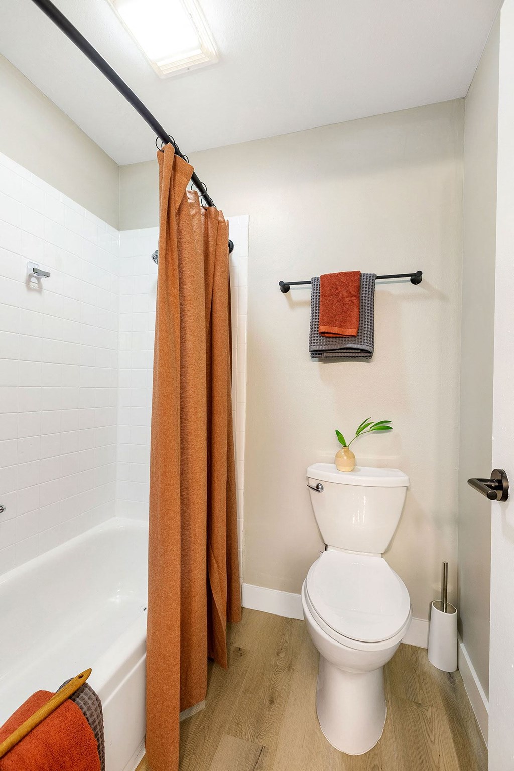 Albion on Northwest Apartment Bathroom