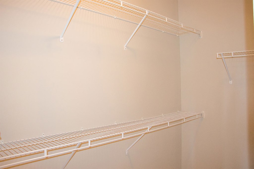 canon club at perry crossing apartments closet