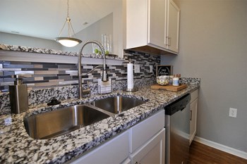 fairlane town center apartments kitchen granite countertops - Photo Gallery 9