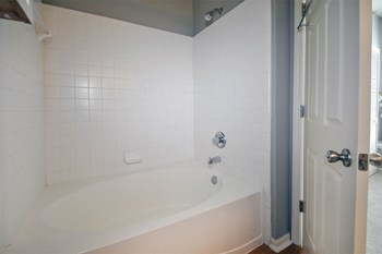 fairlane town center apartments shower - Photo Gallery 22