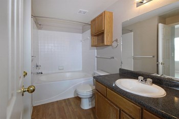 fairlane town center apartments bathroom - Photo Gallery 20