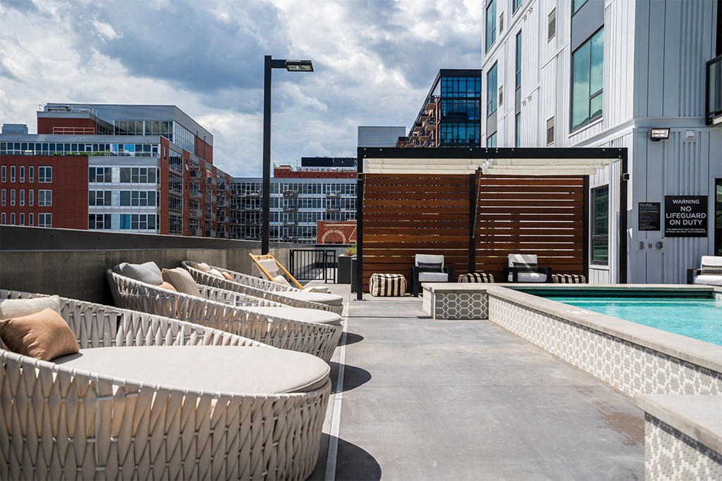 forte on the park apartments outdoor poolside lounging