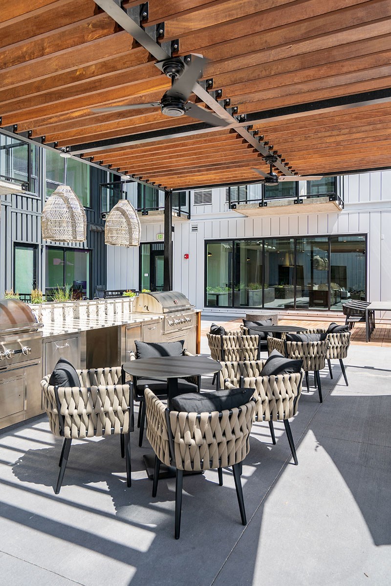 forte on the park apartments roof top grill and dining area