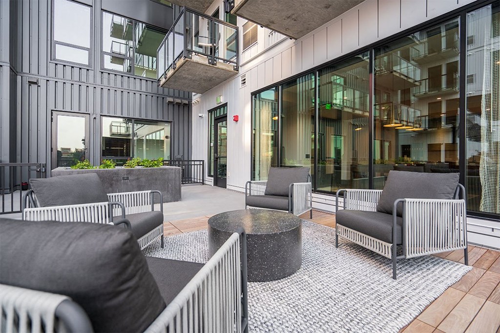 forte on the park apartments outdoor seating