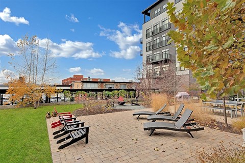 a group of benches in a park next to a building