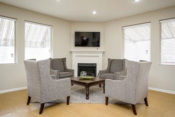 Pine Crossing Apartments Lounge - Photo Gallery 14