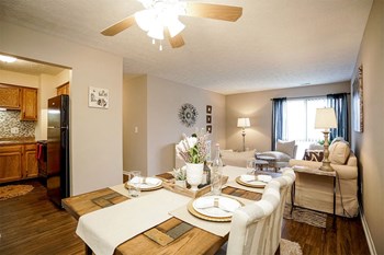 Pine Crossing Apartments Dining Room - Photo Gallery 5