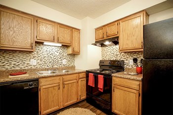 Pine Crossing Apartments Black Appliances and Oak Cabinetry - Photo Gallery 3