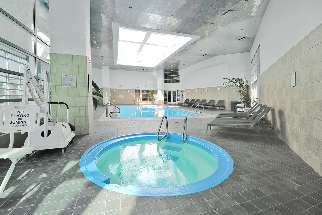 A pool area with a sign that says no jumping.