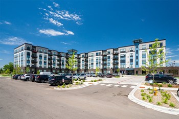 the isaac apartments roseville minnesota exterior and parking lot - Photo Gallery 47