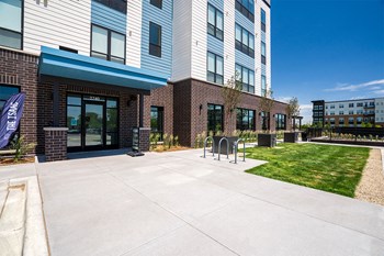 the isaac apartments roseville minnesota exterior entrance - Photo Gallery 45