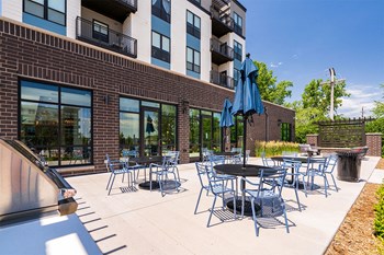 the isaac apartments roseville minnesota outdoor picnic area - Photo Gallery 42