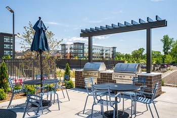 the isaac apartments roseville minnesota outdoor grililng station - Photo Gallery 40