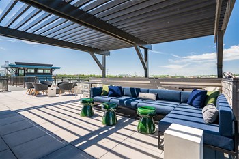 the isaac apartments roseville minnesota rooftop lounge seating - Photo Gallery 35