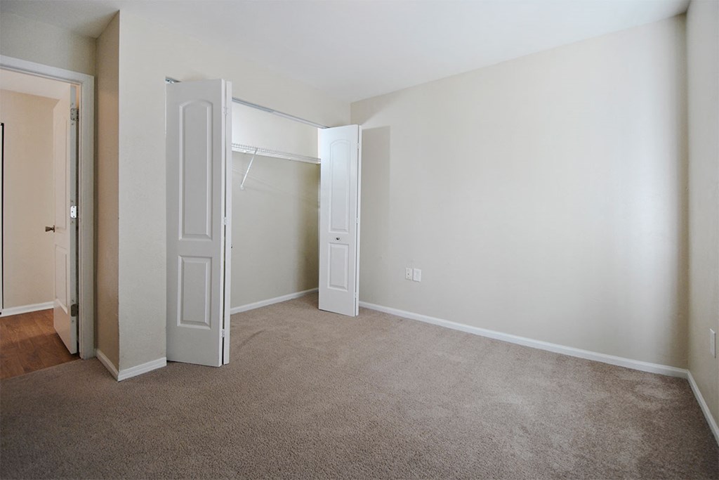 the lakes of holland apartments bedroom