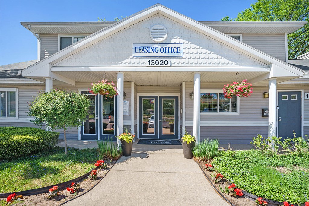 the lakes of holland apartments leasing office