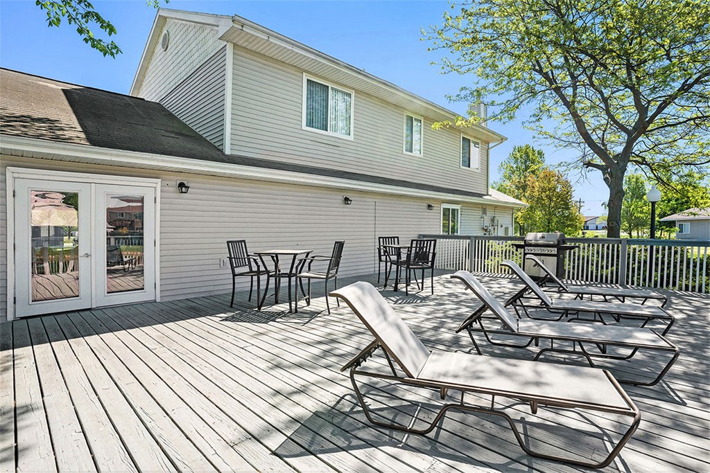 the lakes of holland apartments lounge deck