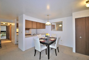 the view apartment and townhomes dining room - Photo Gallery 8