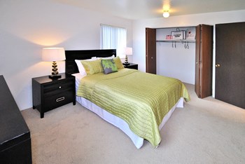 the view apartment and townhomes bedroom - Photo Gallery 12