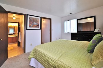 the view apartment and townhomes bedroom - Photo Gallery 14