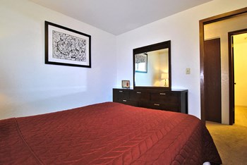 the view apartment and townhomes bedroom - Photo Gallery 16