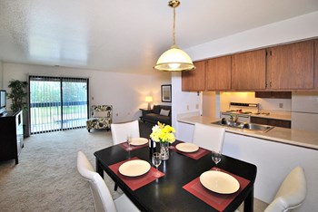 the view apartment and townhomes dining room - Photo Gallery 11