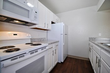the view apartment and townhomes kitchen - Photo Gallery 7