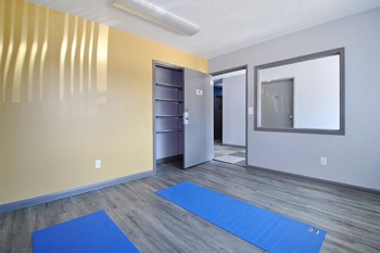 the view apartment and townhomes yoga room - Photo Gallery 33