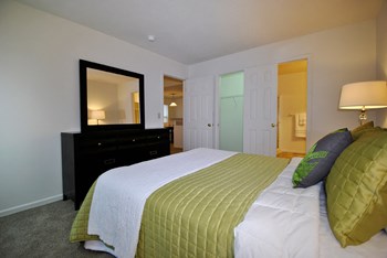 the vista apartments and townhomes bedroom - Photo Gallery 4