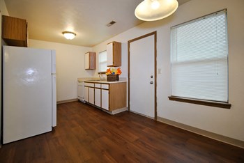 the vista apartments and townhomes kitchen - Photo Gallery 6
