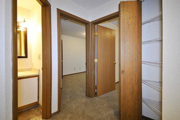 the vista apartments and townhomes linen closet - Photo Gallery 11