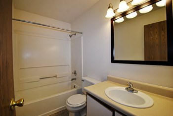 the vista apartments and townhomes bathroom - Photo Gallery 12