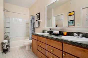 time square apartments bathroom - Photo Gallery 16