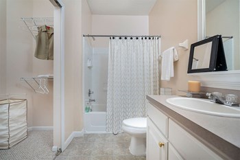 time square apartments bathroom - Photo Gallery 8