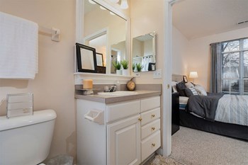 time square apartments bathroom - Photo Gallery 9