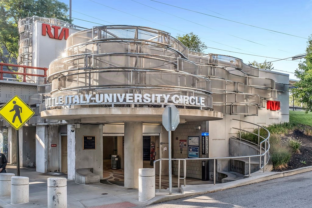 A building with a sign that says Italy University Circle.