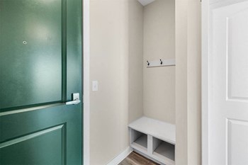 waterford bluffs apartments mudroom - Photo Gallery 10